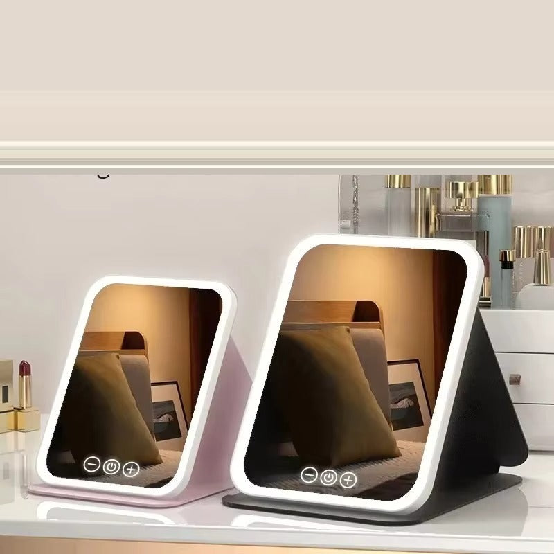Miroirs HALO Studio et Mini posés sur une coiffeuse